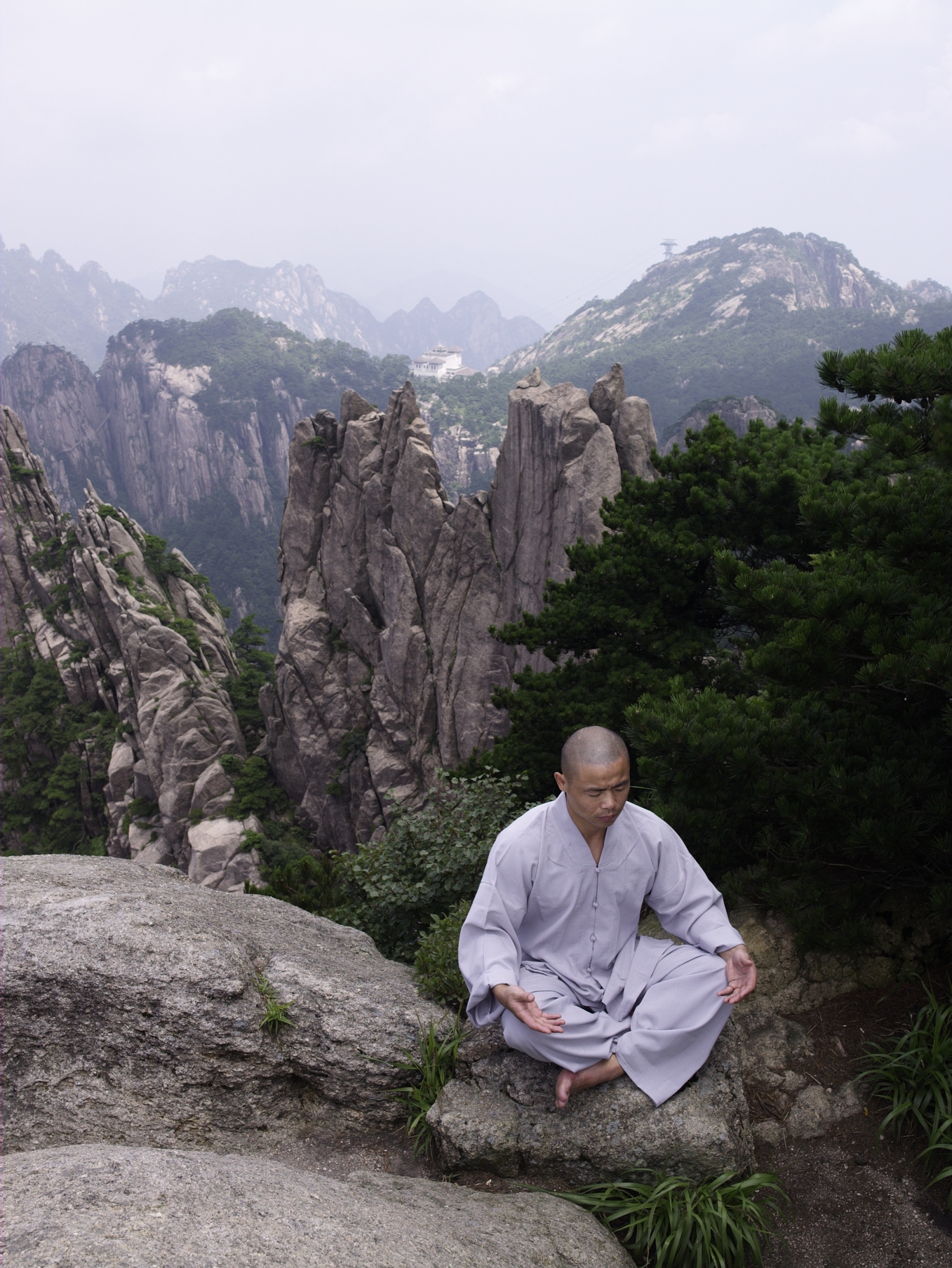 Медитация гора. Китайский монах даос. Цигун даос монах. Тибет монастырь Шаолинь. Горный Китай монастырь Чжуан.